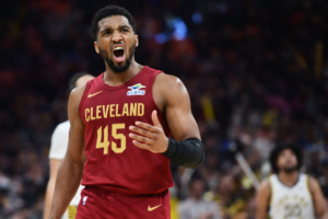 Armador do Cleveland Cavaliers deita e rola em cima de pivô e ala-armador do Indiana Pacers diante da torcida da franquia de Ohio, na noite do último domingo