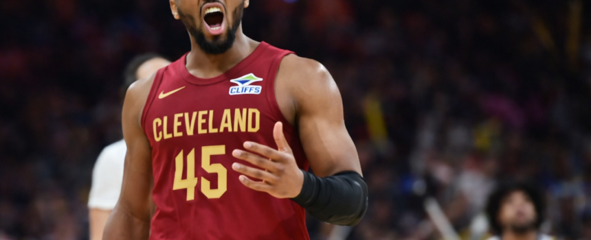 Armador do Cleveland Cavaliers deita e rola em cima de pivô e ala-armador do Indiana Pacers diante da torcida da franquia de Ohio, na noite do último domingo
