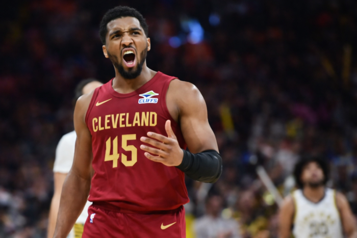 Armador do Cleveland Cavaliers deita e rola em cima de pivô e ala-armador do Indiana Pacers diante da torcida da franquia de Ohio, na noite do último domingo