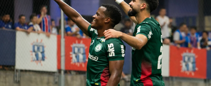 Jogadores do Bahia reclamam de falta em David Duarte
