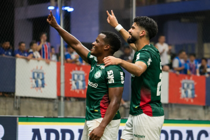 Jogadores do Bahia reclamam de falta em David Duarte