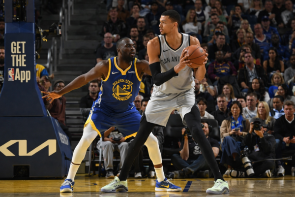 Franquia do Texas vence os Warriors fora de casa e se aproxima da liderança do Oeste
