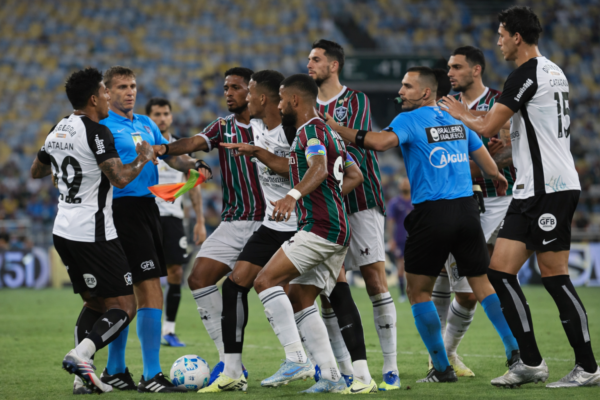 Suspenso, volante não fica à disposição de Dorival Júnior para a partida contra o Internacional, no próximo domingo, na Neo Química Arena