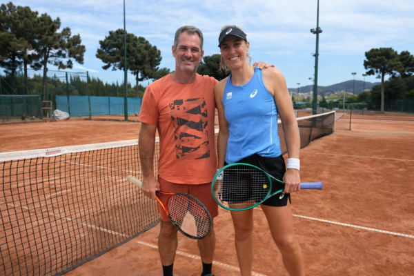 Número 70 do mundo e 1 do Brasil, paulista de 29 anos tenta reencontrar boa fase ao lado de treinador com currículo respeitável; próximo compromisso é o WTA 125 de Oeiras, a partir do dia 13